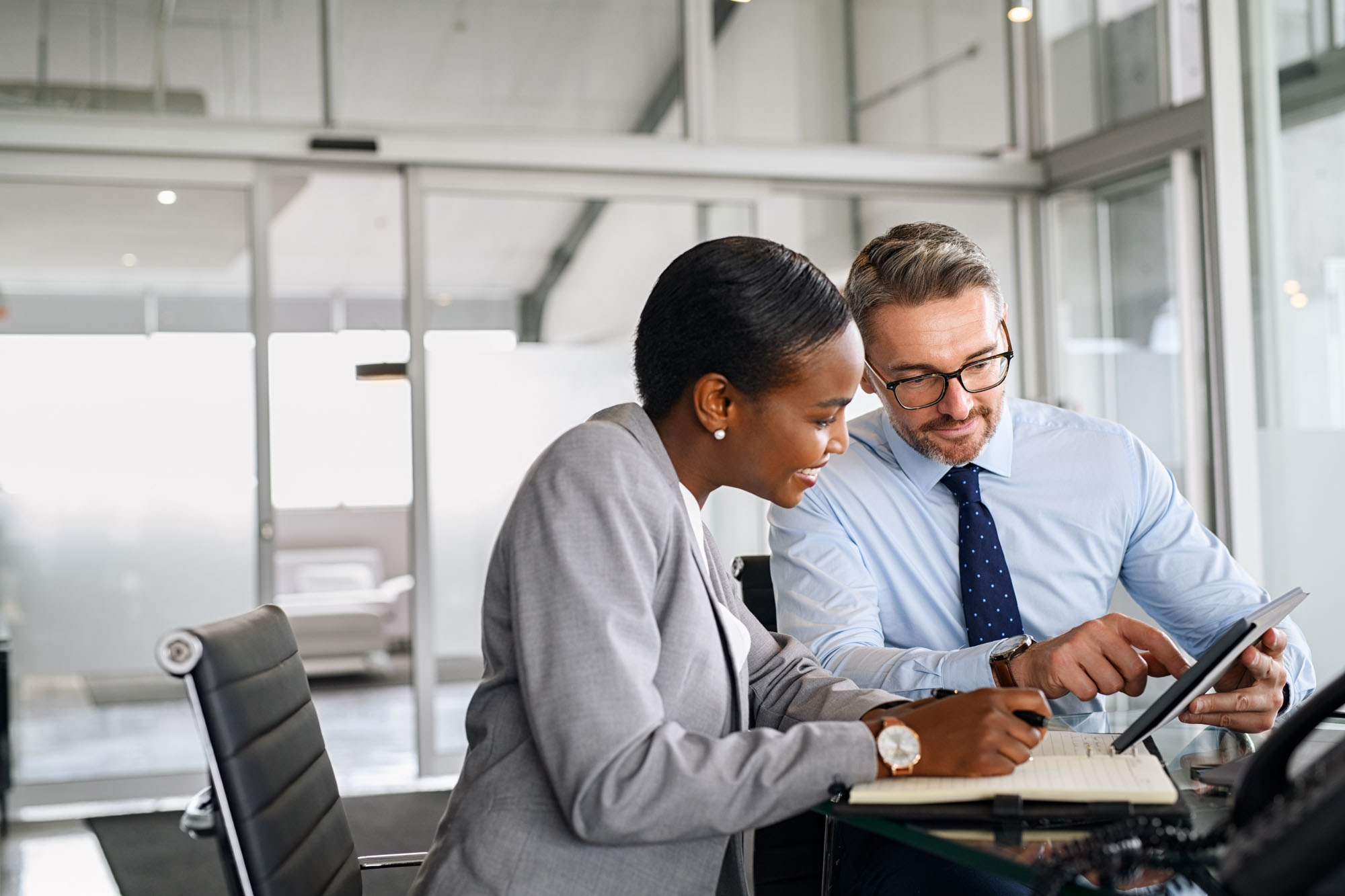 2 people collaborating at a desk