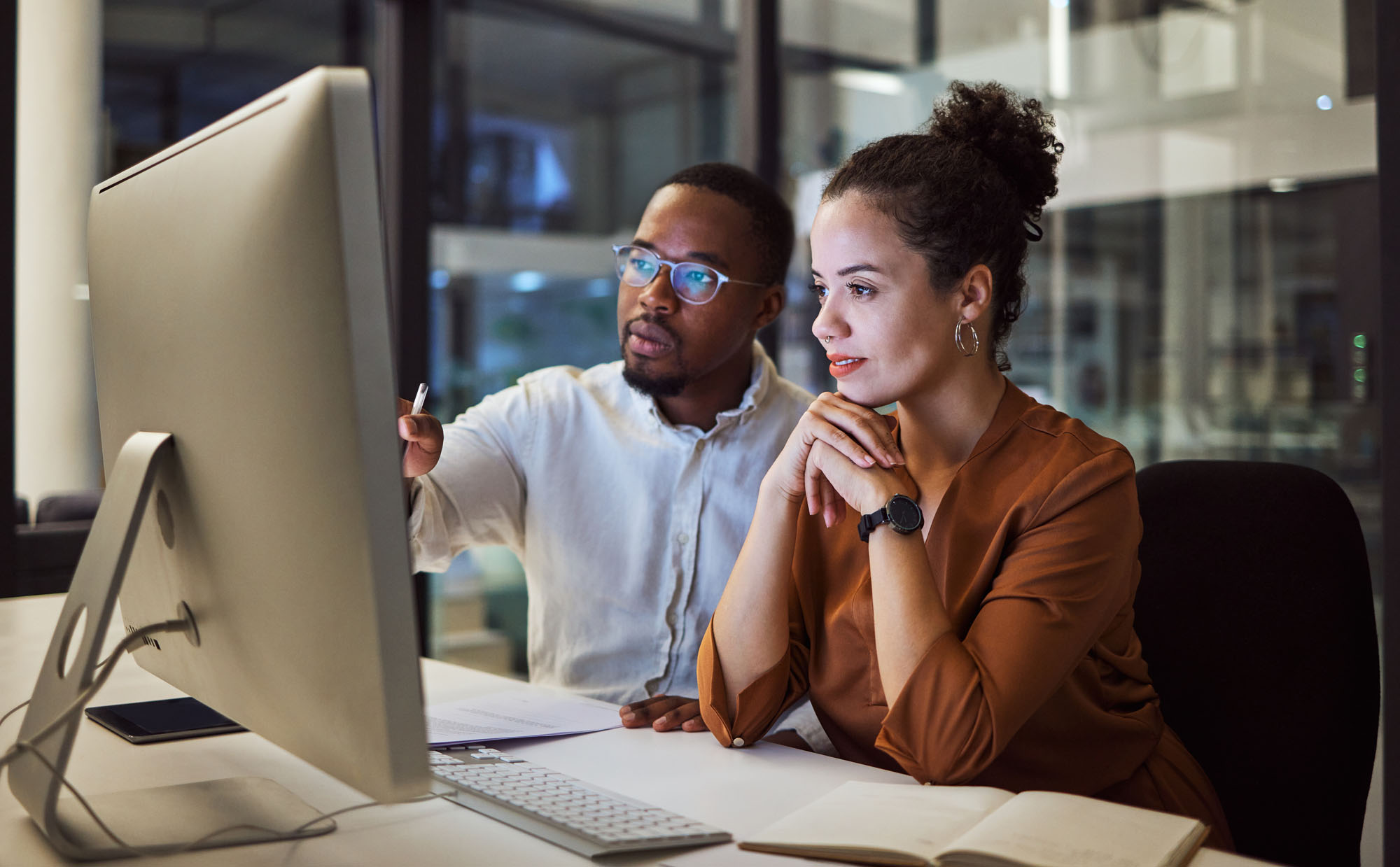 2 people looking at a computer